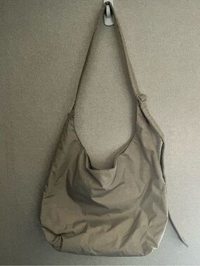 *EUC* BAGGU LARGE NYLON SLING BAG (in Dove)